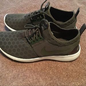 Women’s size 7 Nike’s navy green athletic shoes